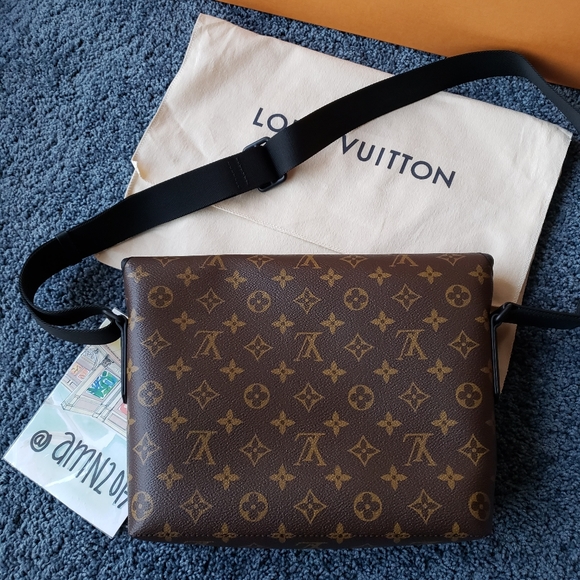 Louis Vuitton Monogram Magnetic Messenger - Picture 4 of 15